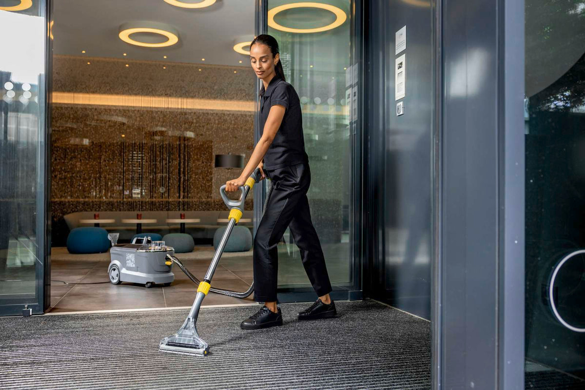 Lavatappeti e lavamoquette professionale Puzzi 10/1 Karcher
